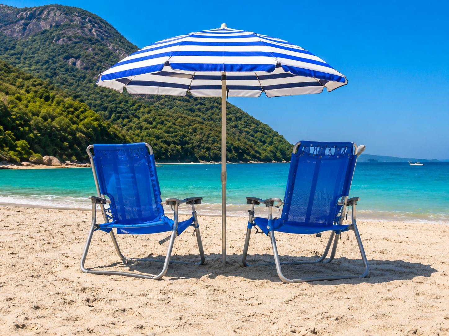 Guarda-sol e cadeiras azuis montados na areia.