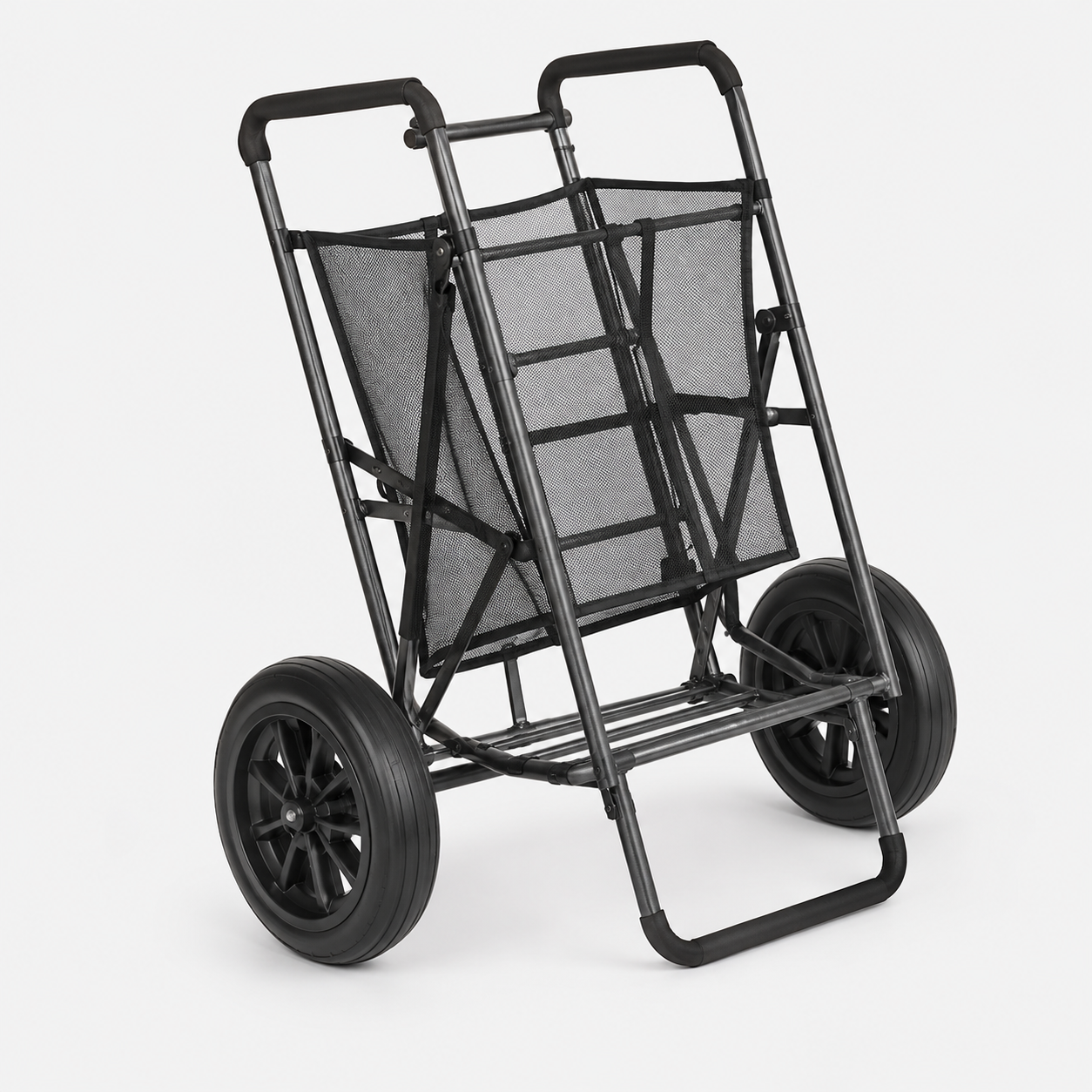 Carrinho de praia preto com rodas grandes para transporte de acessórios.